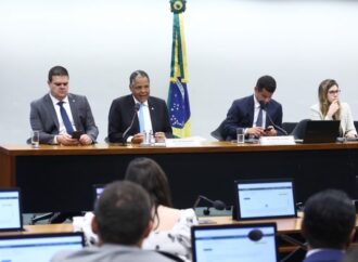 Comissão aprova novas regras de contratação e aposentadoria para agentes de saúde e de endemias