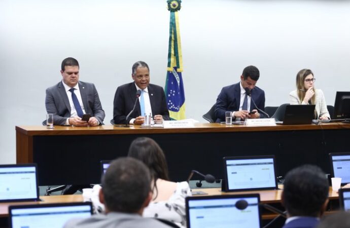 Comissão aprova novas regras de contratação e aposentadoria para agentes de saúde e de endemias