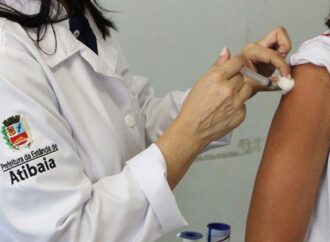 Começa vacinação de 1,2 milhão de profissionais de saúde contra dengue