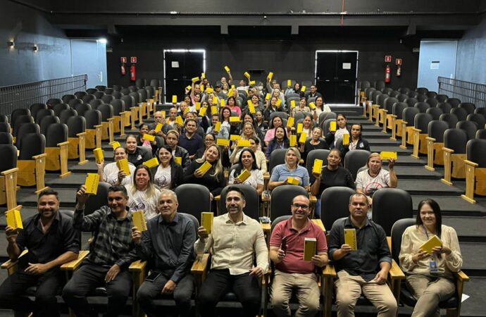 Prefeitura entrega celulares para agentes de saúde e novos computadores para unidades básicas