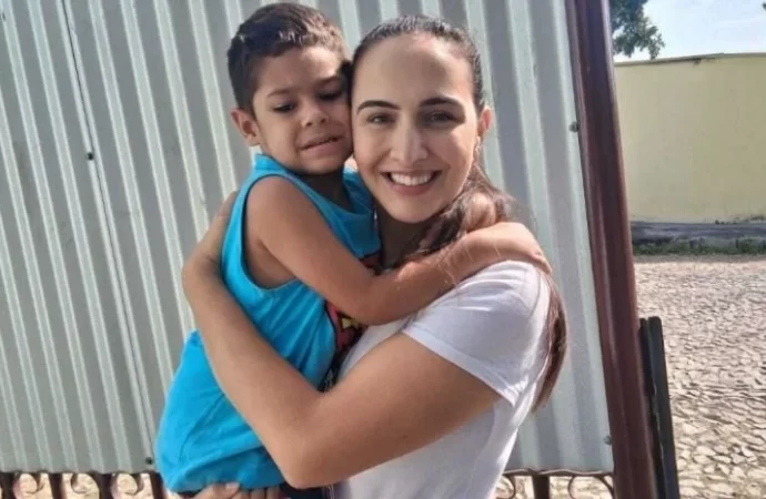 Agente de saúde que salvou bebê reencontra criança anos depois em Divinópolis