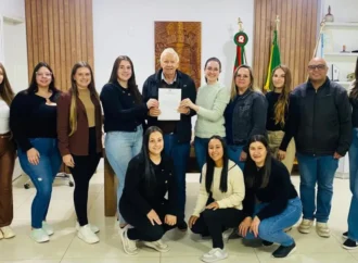 Prefeito Claudio Trevisan recebe novos agentes comunitários de saúde