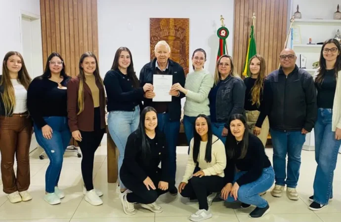 Prefeito Claudio Trevisan recebe novos agentes comunitários de saúde