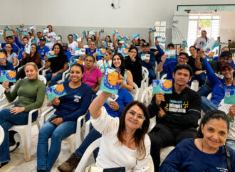 Agentes de saúde e endemias participam de ação sobre rede de esgoto