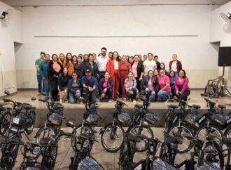 Caarapó investe R$ 262 mil e entrega 56 bicicletas elétricas para agentes de saúde